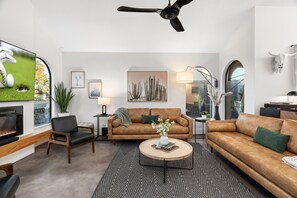 Living area - Gorgeous Papago Retreat w/Pool (Phoenix)