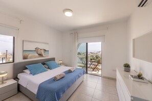 3 bedrooms, desk, travel cot, WiFi