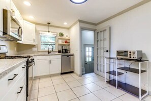 Køleskab, mikrobølgeovn, ovn, kogeplade