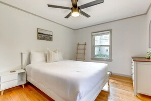 4 bedrooms, desk, iron/ironing board, travel crib