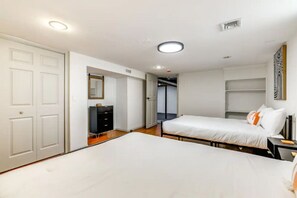 4 soveværelser, skrivebord, strygejern/strygebræt, weekendseng