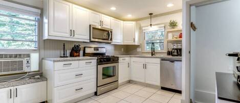 Frigorífic, microones, forn i placa de cuina