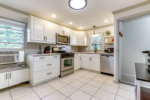 Owl`s Nest - Cozy Westfield Home w/ Fire Pit