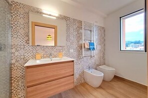 Shower, bidet - Bibi Pedara (Pedara)