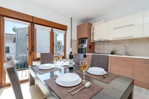 Dining - Charming Apartment Domi (Okrug Gornji)