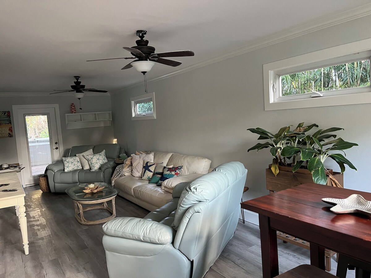 Photo 8 of Charming 3-bedroom pool house in Lake Park Naples with AC and WiFi