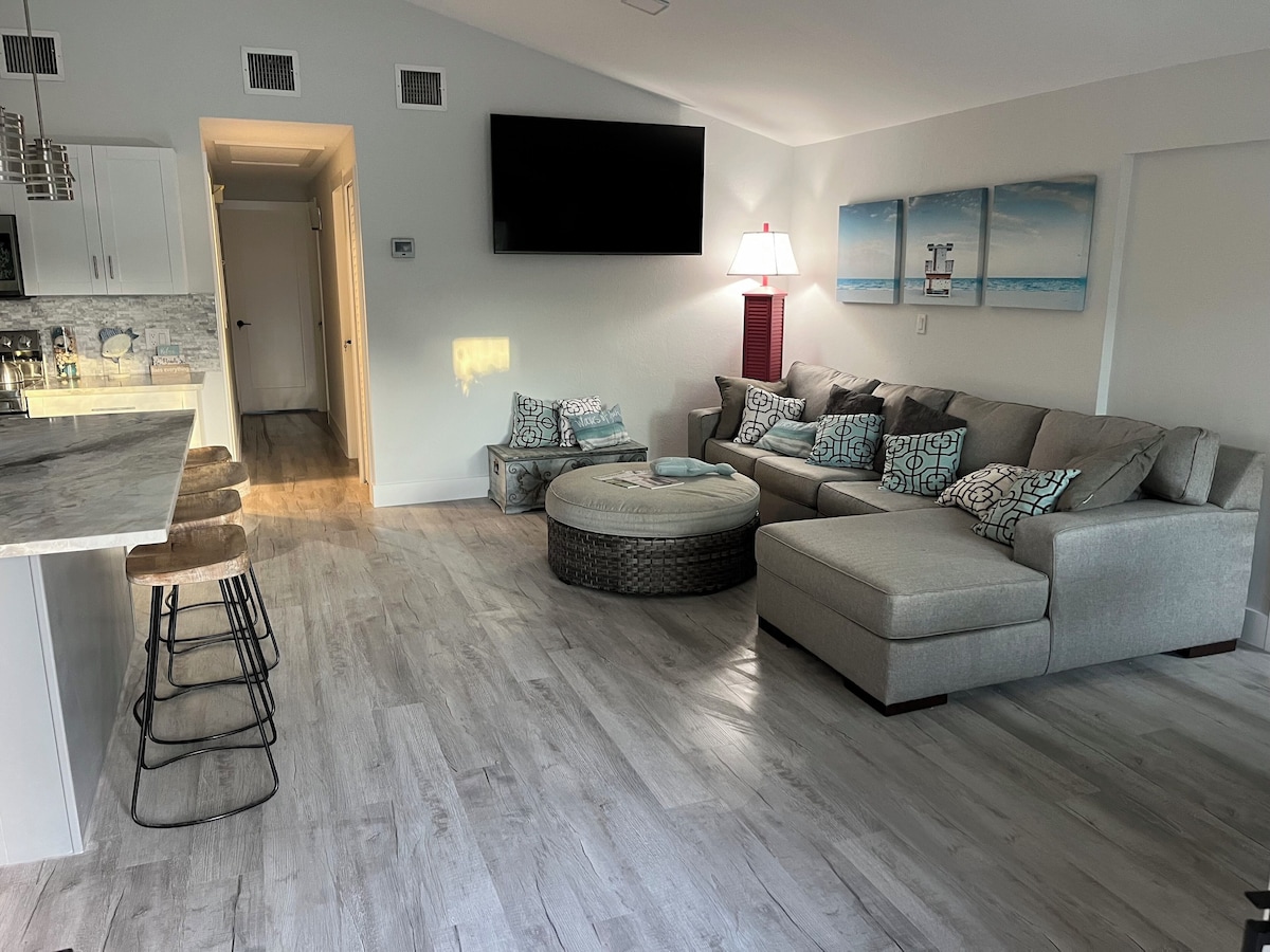 Photo 13 of Charming 3-bedroom pool house in Lake Park Naples with AC and WiFi