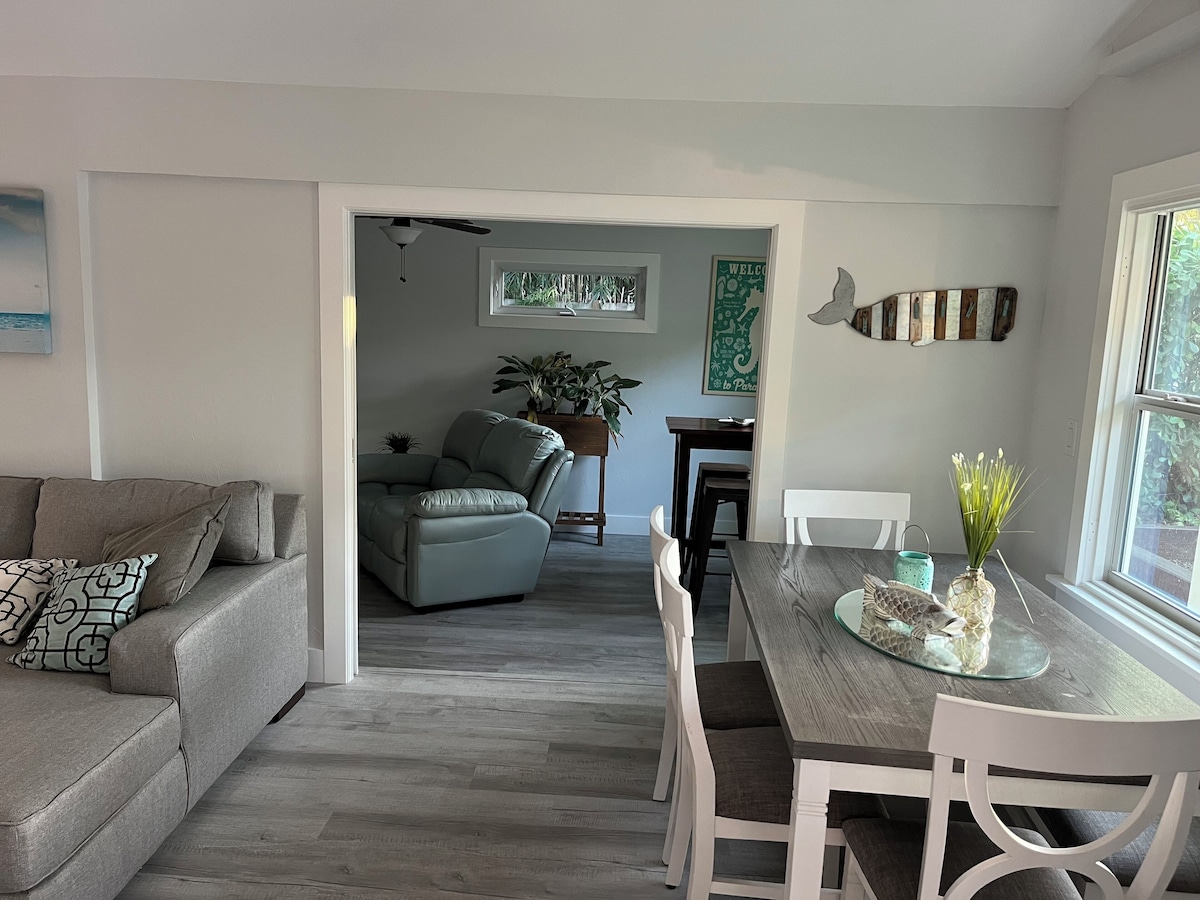 Photo 12 of Charming 3-bedroom pool house in Lake Park Naples with AC and WiFi