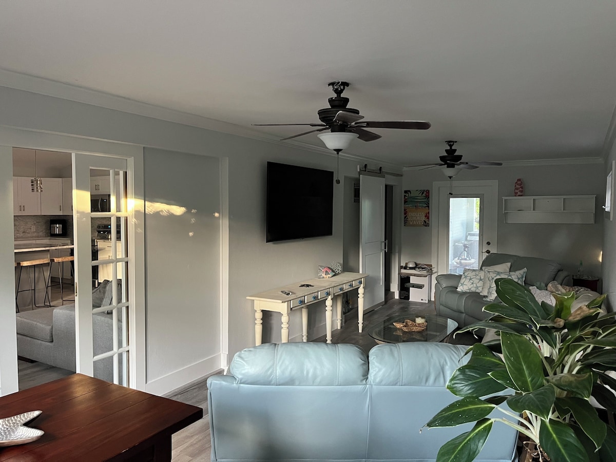 Photo 7 of Charming 3-bedroom pool house in Lake Park Naples with AC and WiFi