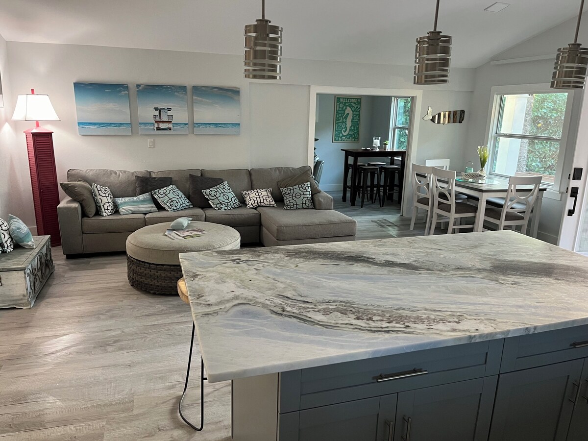 Photo 10 of Charming 3-bedroom pool house in Lake Park Naples with AC and WiFi