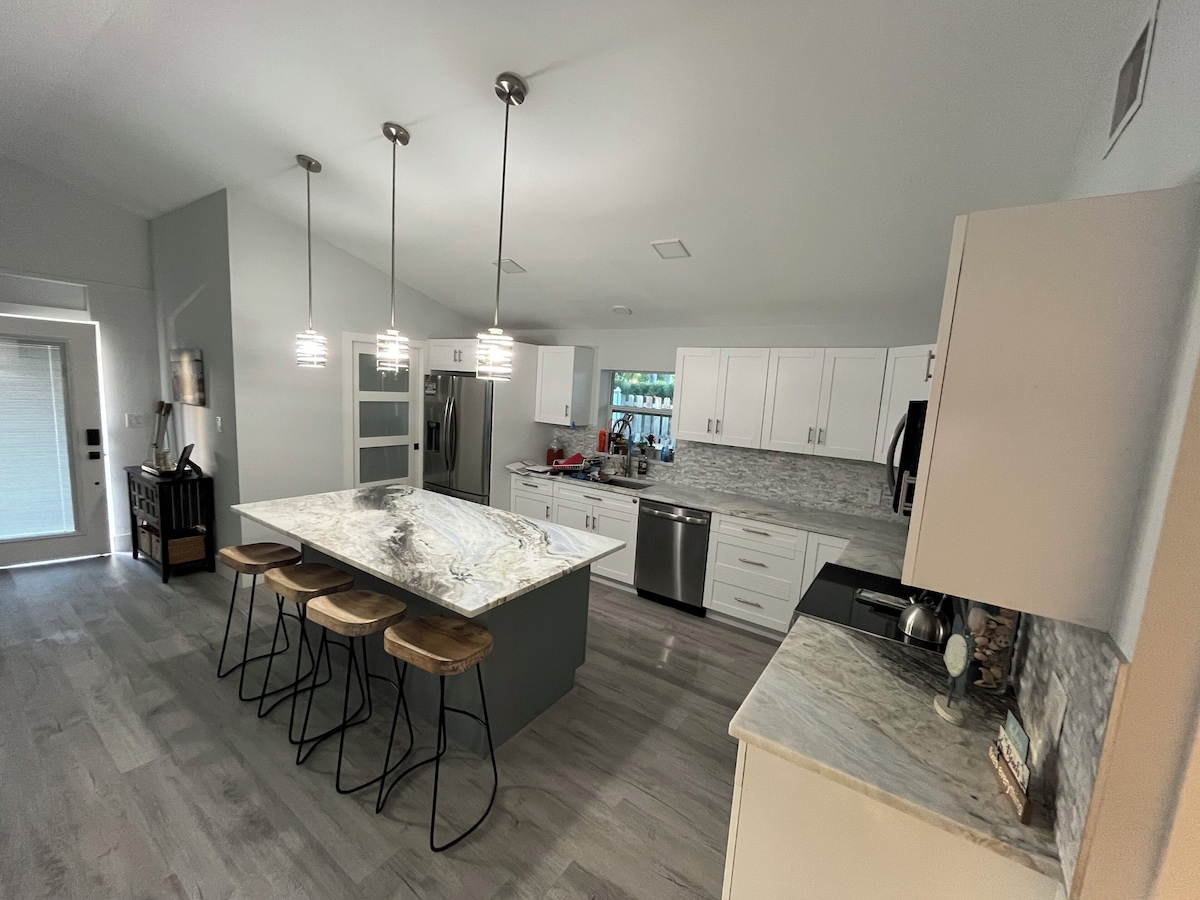 Photo 5 of Charming 3-bedroom pool house in Lake Park Naples with AC and WiFi