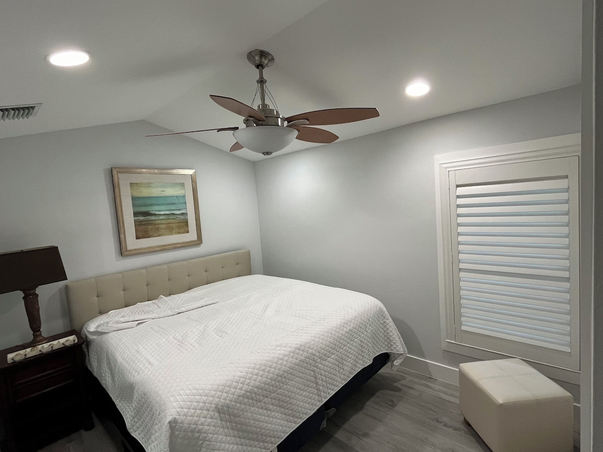 Photo 2 of Charming 3-bedroom pool house in Lake Park Naples with AC and WiFi