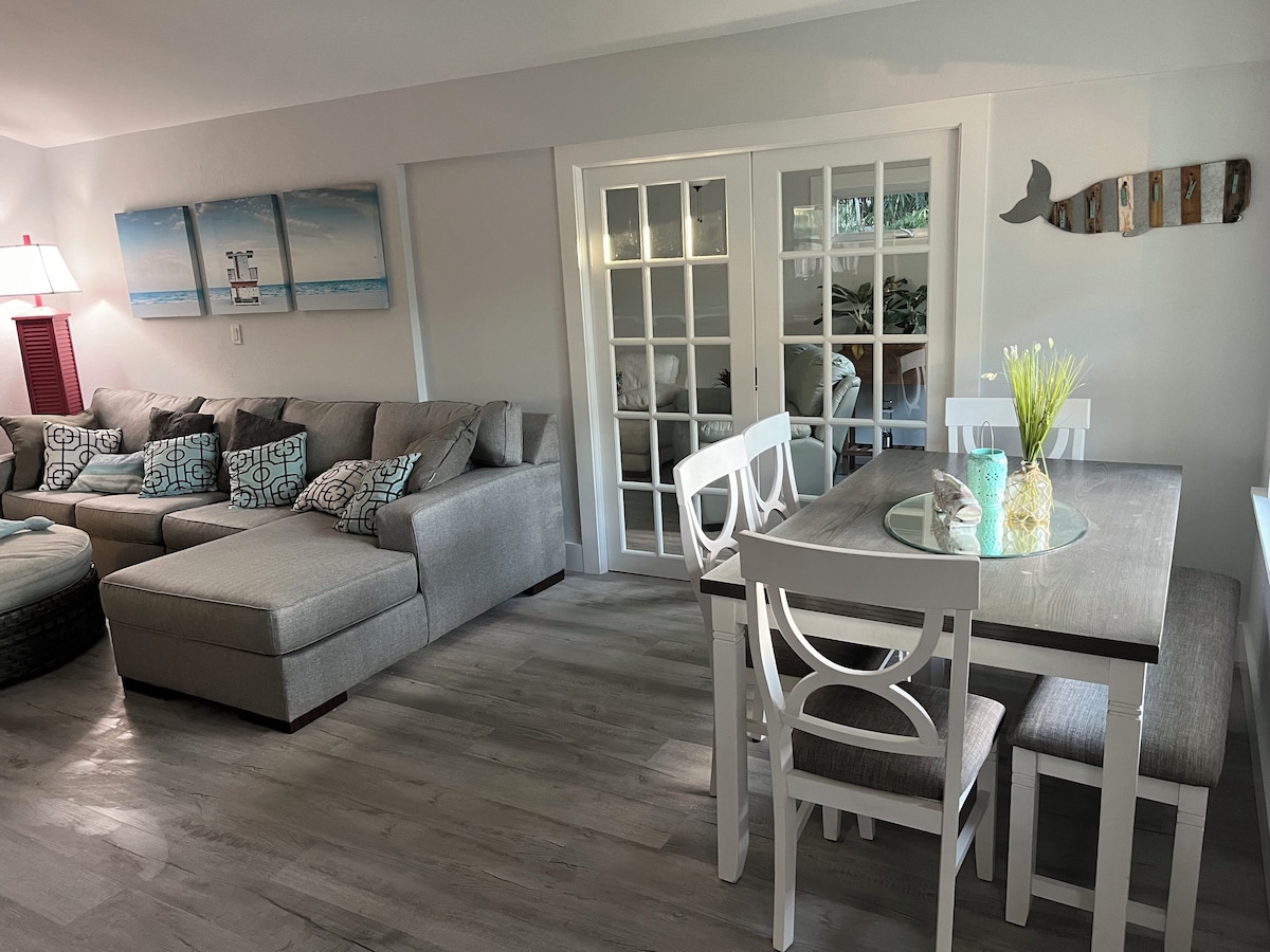Photo 9 of Charming 3-bedroom pool house in Lake Park Naples with AC and WiFi