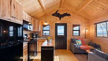 Jääkaappi, mikroaaltouuni, uuni, liesi