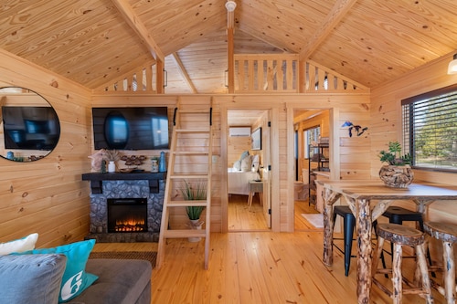 Lake Michigan Tiny Log Cabin - Fall Color Dates Available!