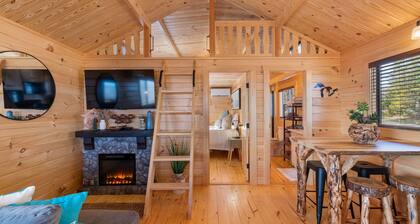 Lake Michigan Tiny Log Cabin - Fall Color Dates Available!