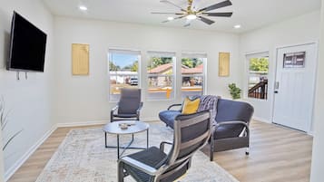 House (4 Bedrooms) | Living area