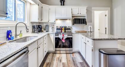 Short Walk to Wesley Hospital - 3 Beds W/ W&D!