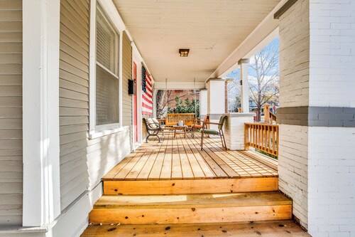 Short Walk to Wesley Hospital - 3 Beds W/ W&D!