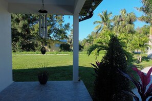 Property grounds - Charming Home with Beautiful Backyard near Downtown  (Fort Myers)