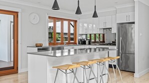 Fridge, microwave, oven, stovetop - Palm Paradise Near the Beach (Avoca Beach)