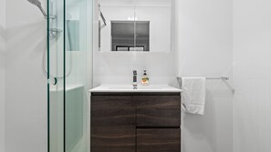 Dusche, Haartrockner, Handtücher