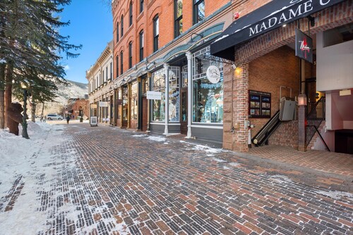 2-Bedroom Top Floor View Condo in Downtown Aspen
