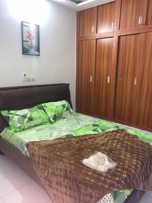 2 bedrooms, iron/ironing board, WiFi, bed sheets