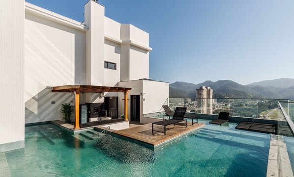 Basic-Apartment | Pool | Außenpool, Liegestühle