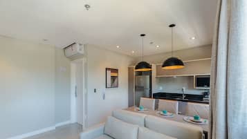 Basic-lejlighed | Opholdsområde | 32-tommers smart-tv med digitale kanaler, bordtennisbord