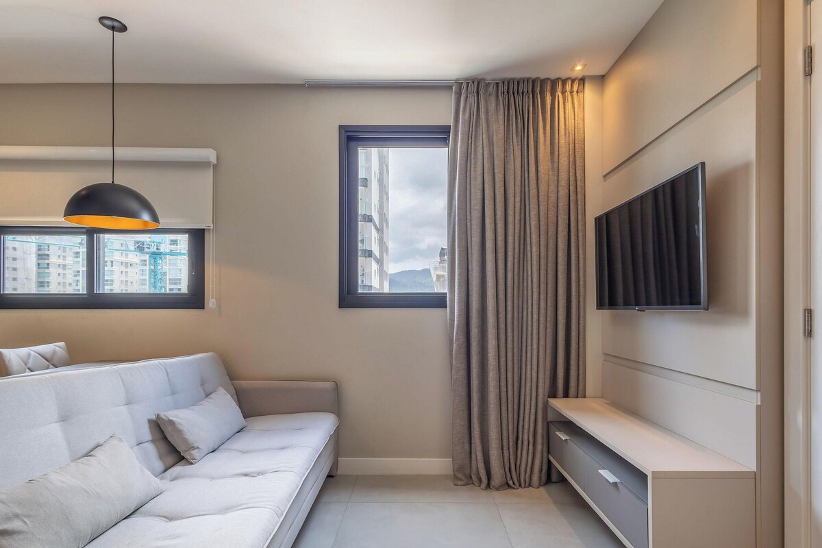 Apartamento básico | Área de estar | Smart TV 32 polegadas com canais digitais, mesa de pingue-pongue