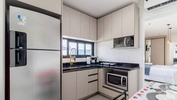 Apartamento básico | Cozinha privada | Micro-ondas, talheres/pratos/utensílios de cozinha