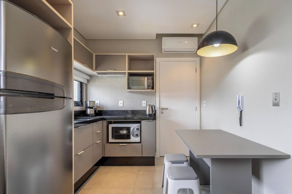Basic Apartment | Private kitchen | Microwave, cookware/dishes/utensils