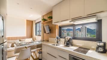 Apartamento básico | Cozinha privada | Micro-ondas, talheres/pratos/utensílios de cozinha