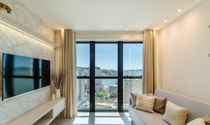 Apartamento básico | Área de estar | Smart TV 32 polegadas com canais digitais, mesa de pingue-pongue