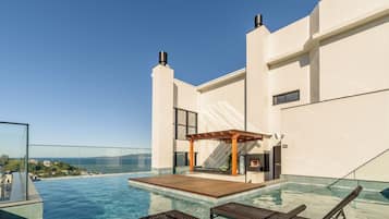 Apartamento básico | Piscina | Piscina externa, espreguiçadeiras