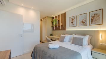Un dormitorio moderno con cama, mesitas de noche, un espejo y una obra de arte en la pared.