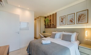 A modern bedroom with a bed, bedside tables, a mirror, and wall-mounted artwork. - MHF III Apts Variados a 280m da Praia em Itapema (Itapema)