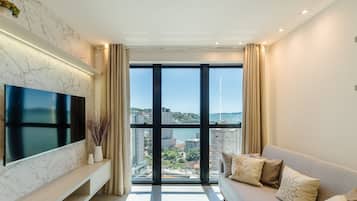 Apartamento básico | Área de estar | Smart TV 32 polegadas com canais digitais, mesa de pingue-pongue