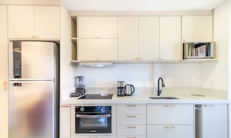 Appartamento Basic | Cucina privata | Microonde, pentole/stoviglie/utensili