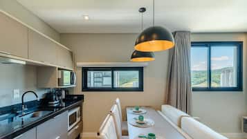 Una cocina moderna con comedor, vistas a la ciudad y un amplio ventanal.