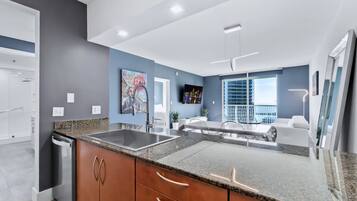 Cafetera/tetera, tostadora, licuadora, servilletas de papel