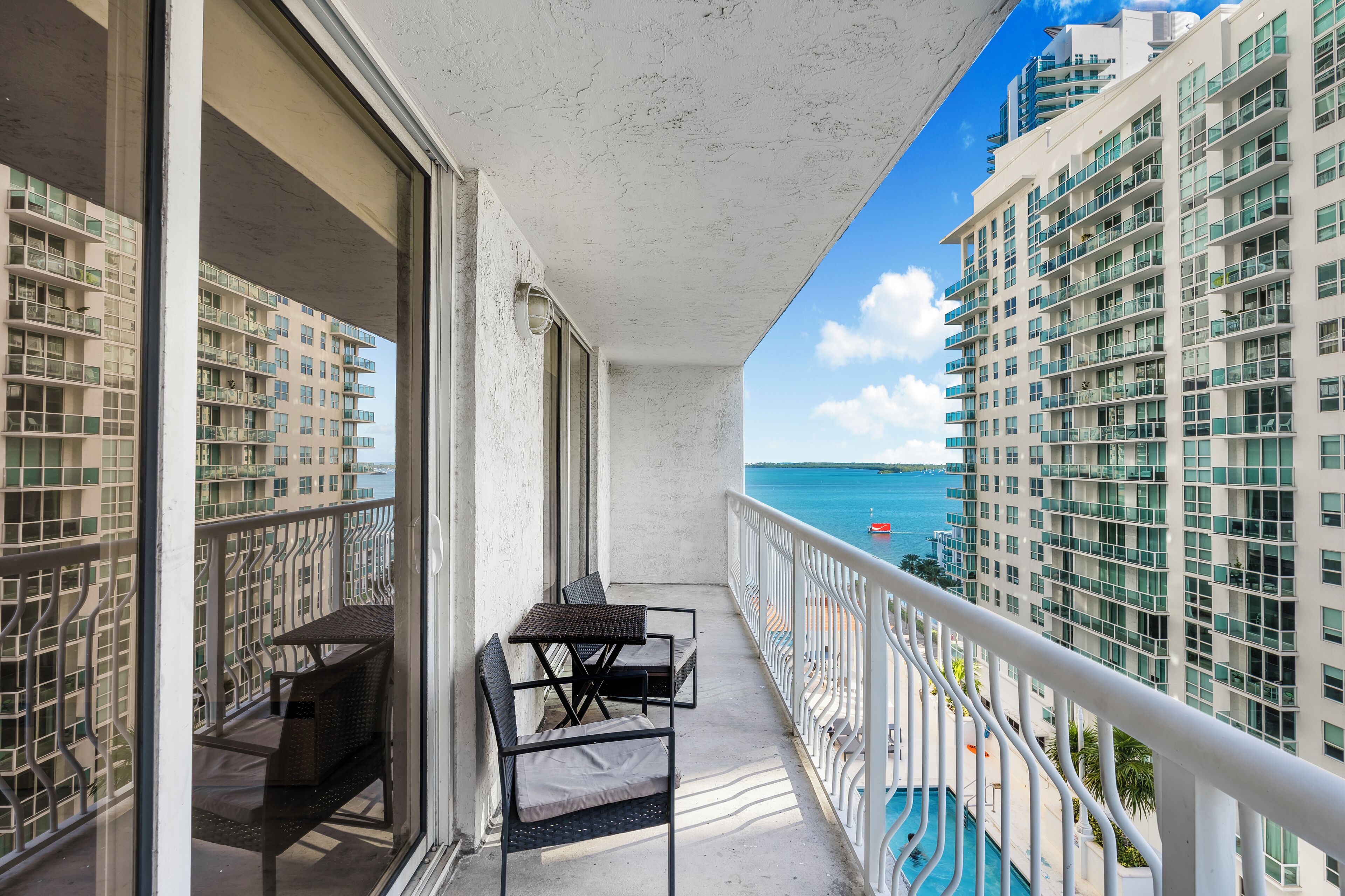 Condo de lujo, 1 habitación, vista a la ciudad | Balcón
