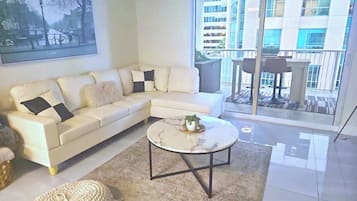 Condo superluxo, 1 quarto, vista para a cidade | Área de estar | Smart TV 60 polegadas com canais a cabo, mesa de pingue-pongue