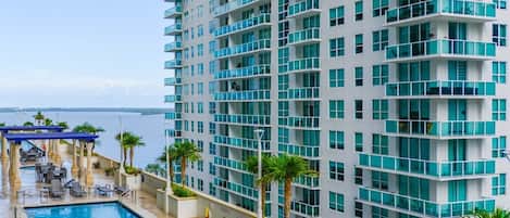 Piscine extérieure, parasols de plage, chaises longues