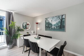Condo de lujo, 2 habitaciones, vista a la ciudad | Comedor