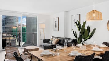 Luxury-Apartment, 1 Schlafzimmer, Stadtblick | Essbereich im Zimmer