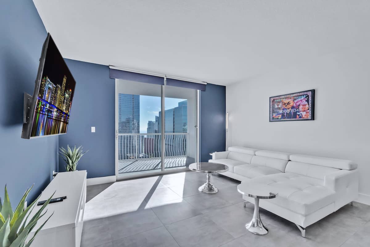 Appartamento Luxury, 1 camera da letto | Area soggiorno | Smart TV 60 pollici con canali via cavo, tavolo da ping pong