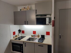 Réfrigérateur, four à micro-ondes, un four, surface de cuisson