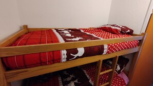 A bunk bed with a red and white patterned bedspread. - Cozy studio in Barcelonnette (Barcelonnette)